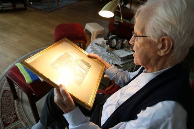 GODT HUGSE: Arne fyller kanskje 100 år i november, men han hugsar godt. Her forklarar han kven som er på biletet.