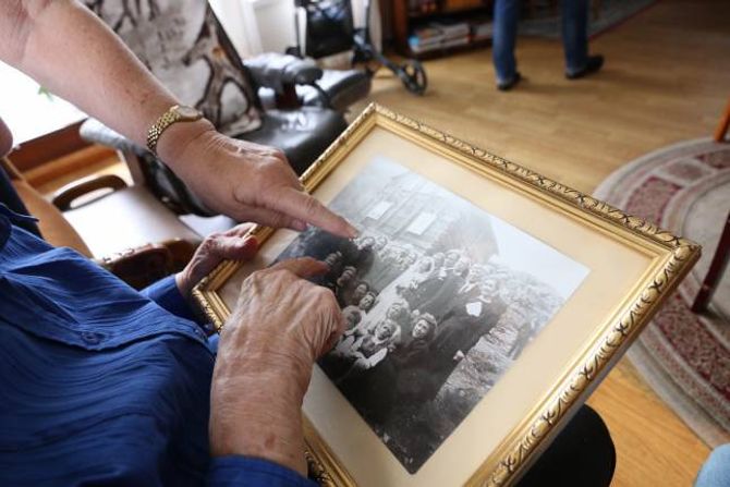 KJERNEFAMILIEN: Med hjelp frå dottera Marit syner Ester fram det som var kjernefamilien på eit anna fotografi som heng på veggen i stova deira.