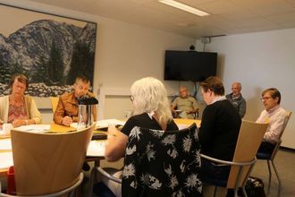 TILHØYRARAR: Åge Årdal (i bakgrunnen til venstre) var tilhøyrar under møtet i Kontrollutvalet. Også Arne Sanden høyrde på kva som vart sagt om saka.