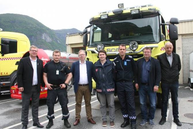 Frå venstre: Ordførar Noralv Distad, lensmannsbetjent John Viste, Thor Kleppen Sættem, fungerande brannsjef Tor Mikkel Tokvam, Ketil Horvei, leiar for FIG Aurland, Johannes Dalsbotten, kommunestyrerepresentant for Høgre og varaordførar Leiv Jarle Bergheim (Ap).
