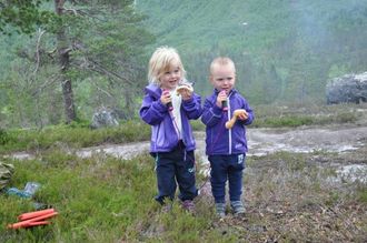 MATPAUSE: To av dei minste tek ein matpause i skogen.