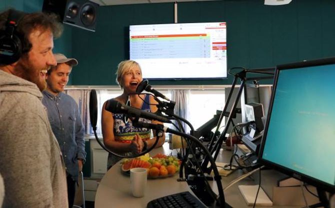 SLØKTE: Radiolyttaren Monica Sunde Tjønnås fekk æra av å skur av FM-nettet i fylket på direktesendt radio saman med P3-gjengen Ronny, Markus og Silje.