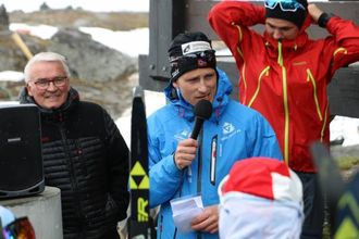 LÆRERIKT: På sommarskiskulen lærer deltakarane basisferdigheitene som må til for å bli god på ski, fortel Yngve Thorsen i skikrinsen.