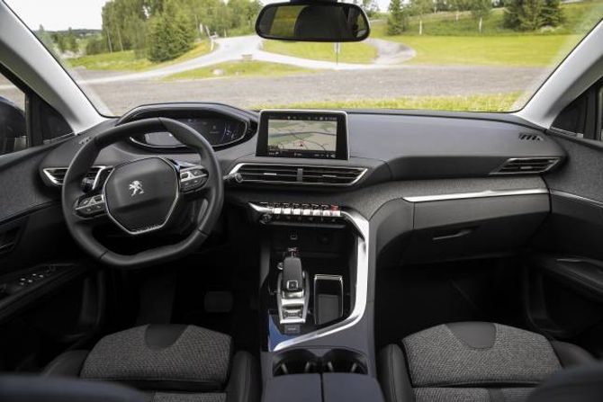 SÆRT: Innvendig har Peugeot ein heilt eigen stil. Rattet er forma slik at ein skal sjå skjermen i dashbordet over rattet, noko som ikkje er heilt uproblematisk.
