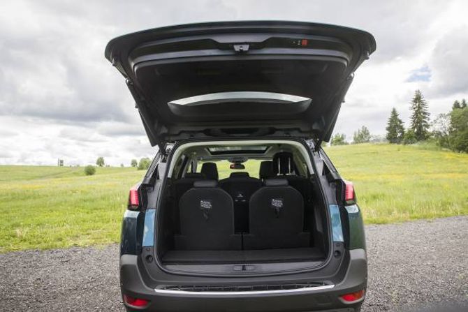 TRE RADER: Peugeot 5008 er ein sjusetar. Den bakarste rada har ganske snau beinplass og passar best for folk som ikkje har rekt å bli vaksne.