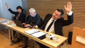 AVGJERSLA FELL: Ordførar Jon Håkon Odd i Leikanger konstanterer at forslaget om å seie nei til kommunesamanslåing ikkje fekk gjennomslag i kommnestyret. Til venstre varaordførar Trude Risnes (V), rådmann Odd Arve Rakstad i midten.