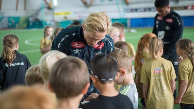 ETTERTRAKTA: Eirik Birkelund (i midten), Christophe Psychè (bak til høgre) og resten av sogndalsspelarar tok seg god tid til å skrive autografar til dei 150 deltakarane.