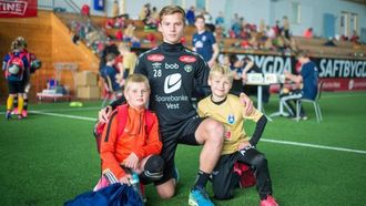 STJERNEMØTE: Mathias Fredheim Dahl og Asbjørn Svedal Hatle fekk møtet idolet Johan Hove, midtbanetalentet som i helga fekk debuten frå start i eliteserien.