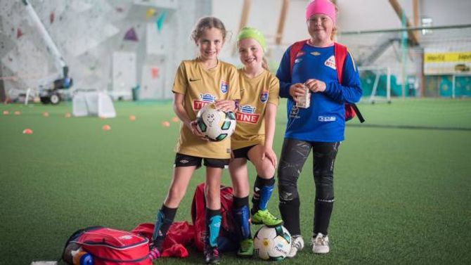 STORKOSA SEG: Trioen Stine Gustavsen Fimretite (9), Martine Lorentzen Brenden (8) og Celina Fredriksen Fimreite (9) seier dei elskar fotballskule. – Fordi det er skikkeleg morosamt og vi får Litago, forklarer Martine.