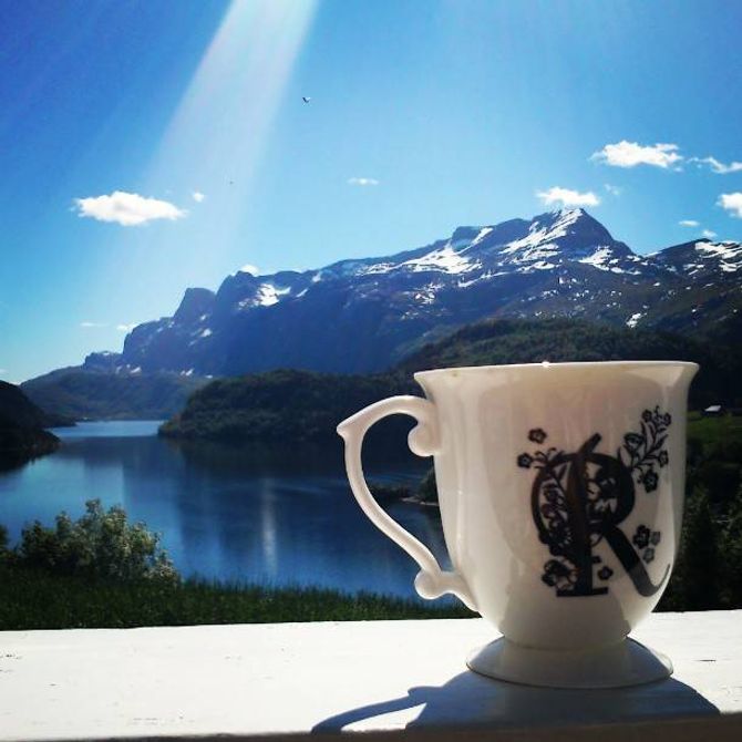 Fekk meg ein snartur "heim" til Kvammen. Det rolege livet på verandaen står i skarp kontrast til kvardagen.