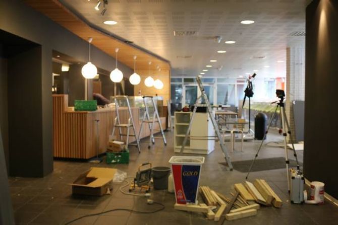 JOBBAR PÅ SPRENG: Ein del arbeid står att 18 timar før opninga: – Me må no berre stå på i heile natt for å få alt på plass, seier Torunn Todal Laberg.