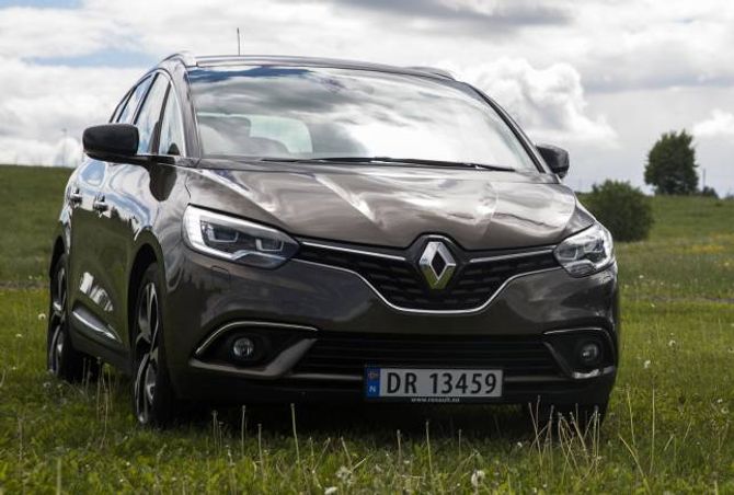 FAMILIE: Forfra har den de samme trekkene som andre nyere Renault-modeller.