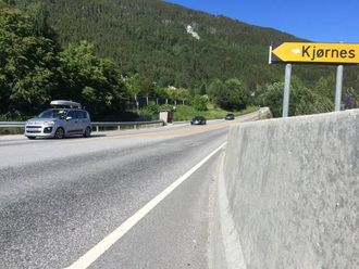 KLAGEMUR: Dette autovernet i betong vart sett opp i fjor og er kjelda til det auka støynivået, meiner bebuarane.