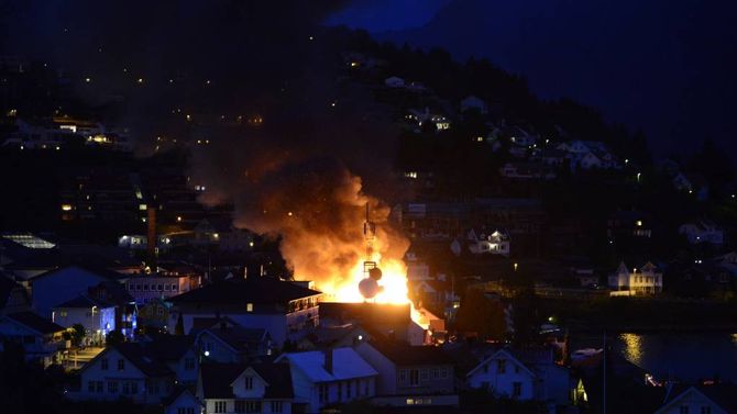BRANNDRAMA: Sogndal sentrum stod i flammar natt til søndag. Biletet er tatt rundt halv tre, ein halvtime etter at politiet melde om brannen.