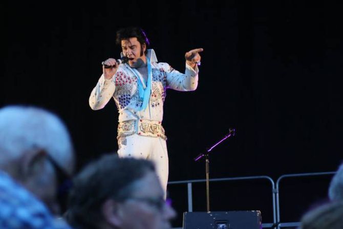 STIL: Kjell Elvis i kjend stil.