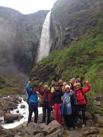 VETTISFOSSEN: Ei gruppe på tur inne ved Vettisfossen i samband med jubileumsmarkeringa for Folkevegn. Privat foto.