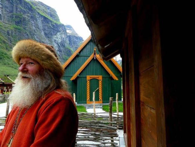 FRUSTRERT HØVDING: Vikinghøvding Georg Olafr Reydarsson Hansen ber om ei hjelpande hand slik at vikinglandsbyen skal bli meir synleg og lettare tilgjengeleg.