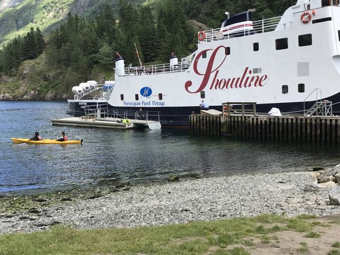 KOLLAPS: Det var ei bru mellom dei to bryggene ein ser på biletet som kollapsa tysdag. Det førte til at seks personar havna i sjøen, men det gjekk fint med samtlege.