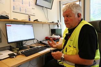JUKSAR: Gunnar Brevik i Statens vegvesen opplever å ta mange sjåførar av turbussar med for lite vekekvile.