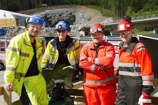 VEST: Wolfgang Mysliwietz (f.v.), Per Olav Aasen, Stein Henry Øvstetun og Odd Erik Haugen foran vestenden av Rødølstunnelen.
