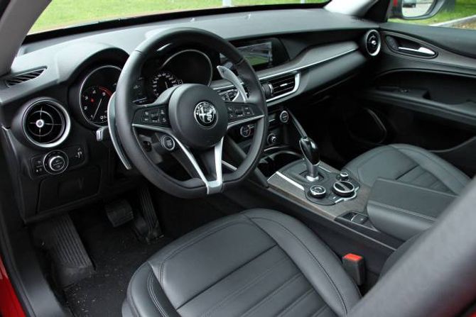 PREMIUM: Interiøret har god byggjekvalitet, men sjølve instrumenteringa blir gammaldags samanlikna med for eksempel Audi Q5. Likevel kan ingen av konkurrentane matche dei tøffe girhendlane, som ser ut som dei er løfta rett ut av ein Ferrari.