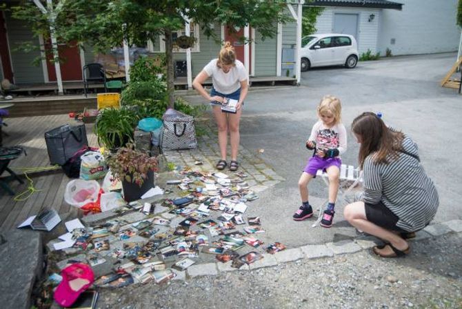 REDDA MINNER: Eit knippe familiebilete vart berga frå brannen. Oda Johnsen Longvanes i sorterar dei i nye album, medan nabojenta og mamma Vibeke Johnsen ser på.