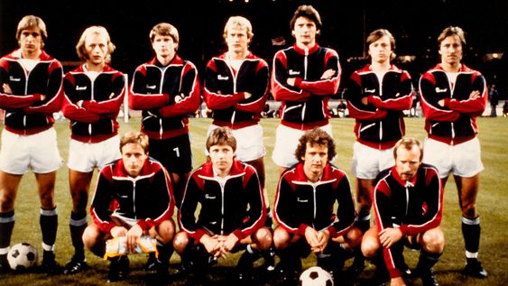Det norske herrelandslaget i fotball i utstyr fra Sportmann. Dette er fra Wembley i 1980, før kampen mot England som Norge tapte 4-0.