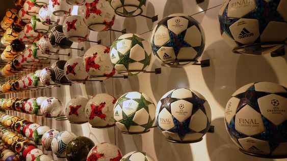 Baller i lange baner preger den ene veggen i butikken. Her kan du blant sikre deg ballen fra årets Champions League-finale.