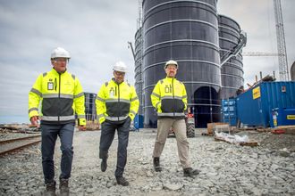 Vidar Wikmark (fra venstre), Håvard Wollan og Odin Krogstad sier det bare er tre anlegg som produserer flytende biogass i Skandinavia. Det ene ligger her. De andre to befinner seg i Oslo og i Sverige.