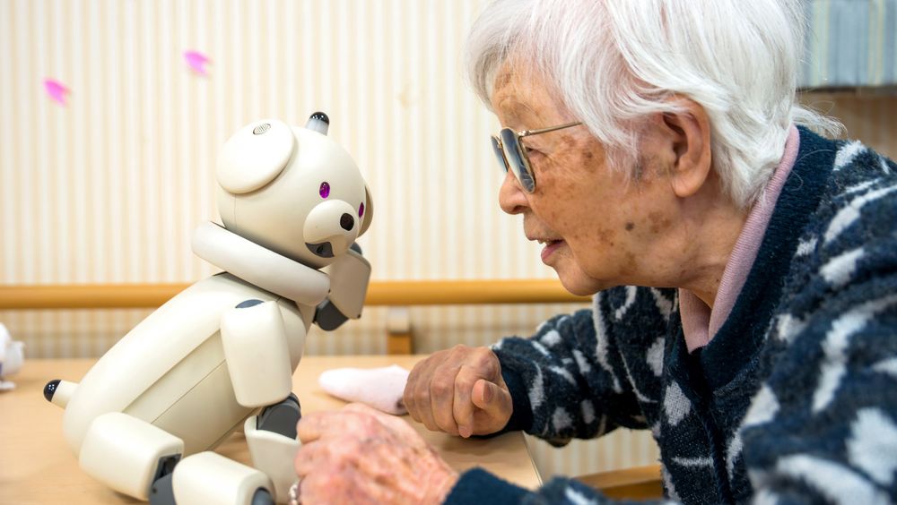 90 år gamle Yuriko Tanaka trives når hun får bruke tid med robothunden Aibo. – Han er alltid glad og vil gjerne spille spill eller prate, sier hun.