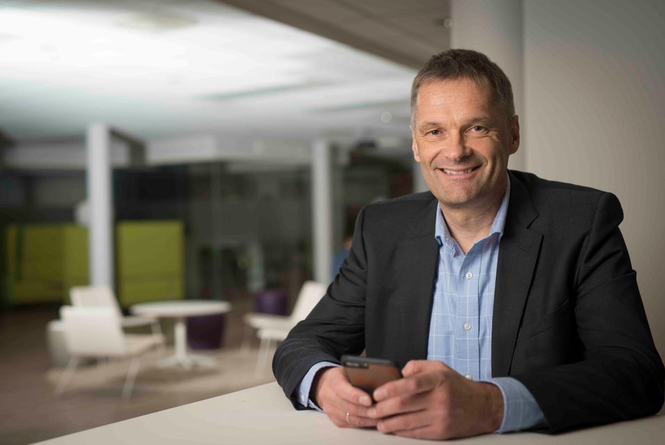 Telia Norge-sjef Abraham Foss er fornøyd med et høyt aktivitetsnivå rundt tingenes Internett og mer databruk fra kundene. Litt mindre fornøyd med å ha mistet 30.000 kunder i løpet av tredje kvartal.