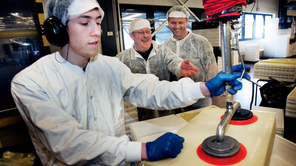 Det var god stemning i osteproduksjonen hos Tine på Heimdal da sekstimersdagen ble innført som et prøveprosjekt i 2007. Dario G. Commodaro sammen med daværende hovedverneombud Jarle Grimstad og Kåre Pedersen, som fremdeles er hovedtillitsvalgt.