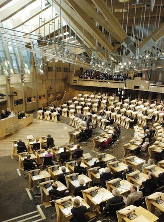 Debattkammeret i den skotske parlamentsbygningen måtte evakueres da en av bjelkene i taket løsnet og dignlet over forsamlingen.