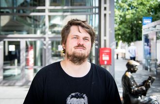 Journalist og forfatter Lars Akerhaug utenfor redaksjonene til VG og Aftenposten i Akersgata. Arkivfoto.
