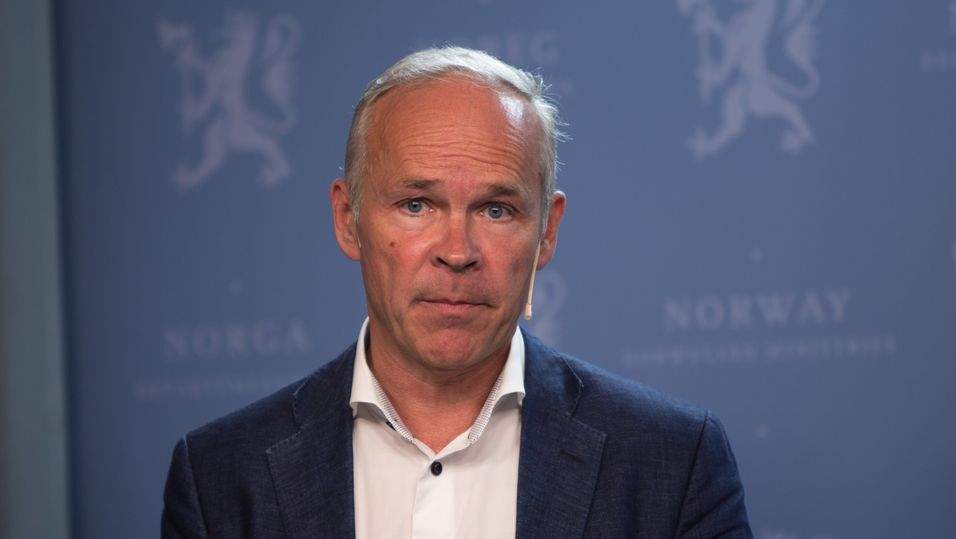 Kommunal- og moderniseringsminister Jan Tore Sanner deler ut 150 millioner til sammenslåtte kommuner.