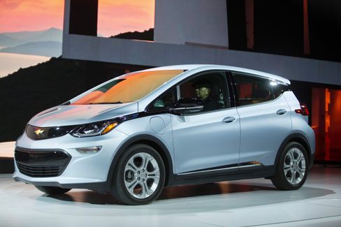 Etter at General Motors solgte Opel til Groupe PSA, har samtidig betingelsene for produksjon av bilen endret seg, og det er sannsynlig at GM ikke ønsker å konkurrere med seg selv, ettersom de selv markedsfører bilen som Chevrolet Bolt i USA. Det er det som gjør at Opel Norge i dag går ut med prisøkning .