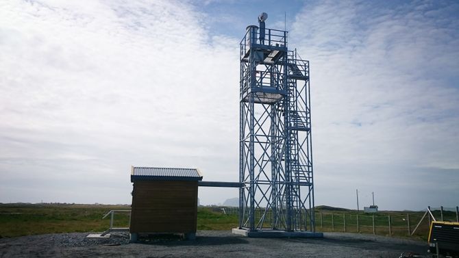 Dette er det nye tårnet på Røst (ENRS) som nå sender direktebilder til det nye kontrollsenteret i Bodø..