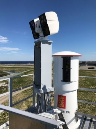 Ninox-sensoren fra Kongsberg som er plassert øverst i masta på Røst, med 360-graderskamera (til høyre) og pan/tilt-kamera.