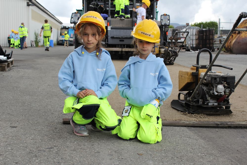 Tvillingene Kheda og Khava Bakajeva fra Trasop skole syntes det var spennende å prøve seg som asfaltarbeidere.