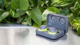 Jabra Elite Sport. Om du ikke liker den eplegrønne fargen finnes de også i en litt mer diskré svart.