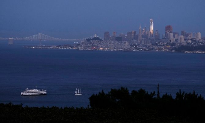 Kveldssolen skinner på San Franciscos nye landemerke og høyeste bygning, Salesforce Tower.