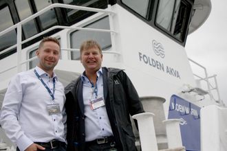 Teknisk sjef Torfinn Hansvik (t.v) og daglig leder Terje Andreassen i Moen Marin om bord på en 15 meters arbeidsbåt som skal leveres til Folden Akva.