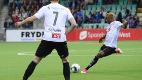 GOD SKOTFOT: Blant anna utmerka Nwakali seg med langskot på mål som var vanskelege for målmennene å hanskast med.