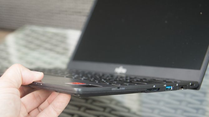 Fujitsu Lifebook U937 er tynn og lett.