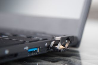 Ethernet-porten «brettes sammen», slik at den får plass selv om PC-en er tynn.