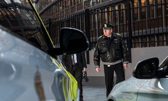 Poiltidirektør Humlegård beveger seg mellom nye politibiler. Nå sender han flere ut i distriktene.