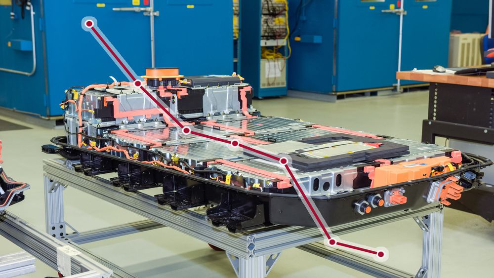 Batteriprisen har sunket drastisk de siste årene. Utviklingen kan føre til mer stabile strømnett i utviklingsland. Her er batteriet til Opel Ampera-E, som har en energikapasitet på 60 kWh. Pakka består av 288 celler fordelt på 5x2 moduler og veier cirka 430 kilo.