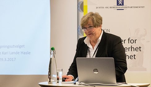 LEDER: Anne Kari Lande Hasle, utvalgsleder i bevæpningsutvalget. Høringsfristen er 1. desember, og senere skal Justisdepartementet legge fram sitt forslag for Stortinget.