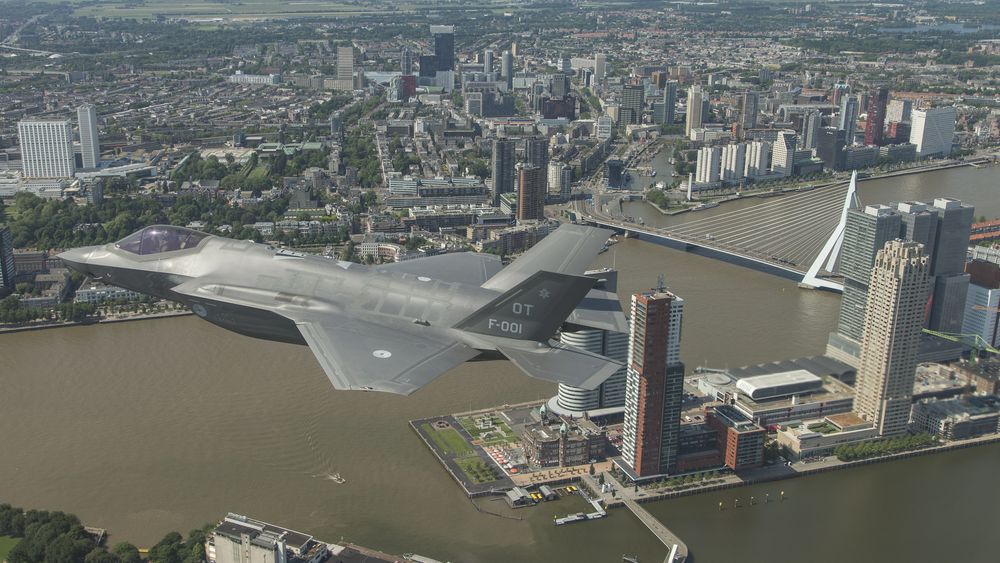 Et av det nederlandske luftforsvarets på sitt første hjemmebesøk over Rotterdam for et drøyt år siden. Da ble det blant annet gjennomført tre ukers støytesting.