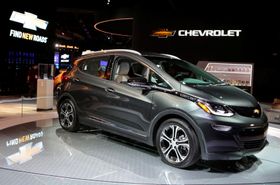 Ampera-e er søstermodellen til Chevrolet Bolt, men når GM nå har solgt Opel til PSA, får det konsekvenser for den europeiske prisen på bilen.